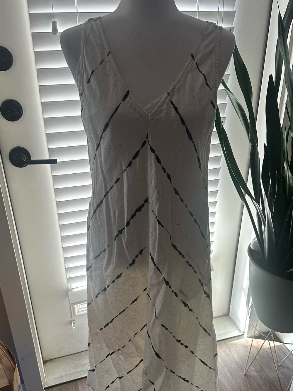 Simply Vera Vera Wang White Sleeveless V-Neck Maxi Dress with Black Tie-Stripe